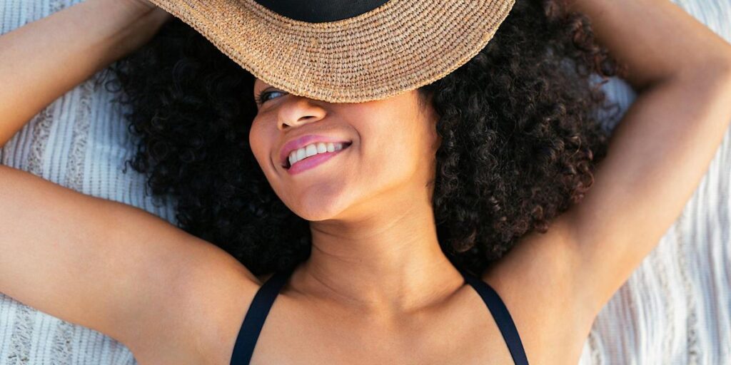 10 unentbehrliche Make-up-Produkte für den perfekten Strand-Look