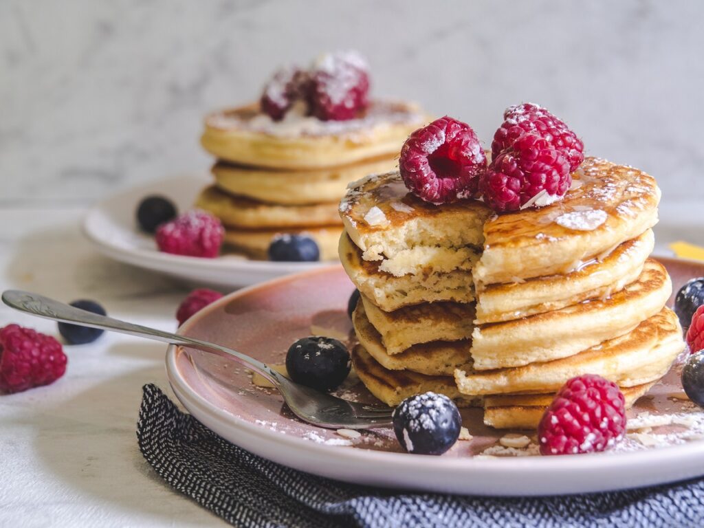 Pfannkuchen sind extrem einfach zuzubereiten und machen Spaß für einen Morgen. Sie können auch gesund sein, je nachdem, wie sie hergestellt werden. Kinder und Erwachsene lieben es, sie in ihre Morgenroutine aufzunehmen. Das Problem für viele ist, dass Pfannkuchen tierische Produkte enthalten. Zumindest tun dies die gängigsten Pfannkuchenrezepte. Sie haben Milch, um den Teig herzustellen, und einige enthalten sogar Butter. Welche Möglichkeiten hast du als Veganer, wenn es um Pfannkuchenrezepte geht? Musst du auf dein Lieblingsessen verzichten, nur um deinem veganen Lebensstil treu zu bleiben? Gar nicht! Es gibt viele Alternativen, um köstliche und vegan-freundliche Pfannkuchen zuzubereiten. Hier sind 10 vegane Pfannkuchenrezepte, mit denen Sie jetzt Ihren Morgen füllen können. Probieren Sie sie aus, auch wenn Sie kein Veganer sind! Auch wenn Sie nicht vegan leben, sind diese Pfannkuchen einen Versuch wert. Das Problem bei vielen traditionellen Pfannkuchenrezepten ist, dass sie viel Fett und Zucker enthalten. Sie sind nicht die gesündesten oder diätfreundlichsten Rezepte, aber sie schmecken so verdammt gut. Sie müssen also etwas finden, das für Sie besser ist. Wenn Sie auf Milch, Eier und Butter verzichten, können Sie definitiv einige der dicksten Lebensmittel auf der Liste vermeiden. Ich möchte dich nicht von deinem Lieblingsessen abhalten, deshalb hier die veganen Pfannkuchen-Rezepte. #1. Die einfachsten veganen Pfannkuchen aller Zeiten Beginnen wir mit den einfachsten veganen Pfannkuchen der Welt. Wirklich, Sie machen traditionelle Pfannkuchen, aber ohne Alternativen für die tierischen Produkte. Zutaten 1 Tasse Vollkornmehl 1 EL Backpulver Prise Salz 1 Tasse Mandel-/Kokosmilch 2 EL Kokosöl 2 EL Ahornsirup 1TL Vanilleextrakt Methode 1. Mehl, Salz und Backpulver in einer Schüssel verquirlen. 2. In einer zweiten Schüssel Öl, Milch, Sirup und Vanilleextrakt verquirlen, bis alles gut vermischt ist. 3. Gießen Sie die Milchmischung in die Mehlmischung und mischen Sie alles zusammen, um die meisten Klumpen zu entfernen. 4. Jetzt haben Sie die Chance, Ihre bevorzugten Extras hinzuzufügen, darunter Blaubeeren und Himbeeren. 5. Pfanne erhitzen und einfetten. Gießen Sie eine kleine Menge Teig hinein, um die Größe der Pfannkuchen zu erhalten, die Sie bevorzugen. Lassen Sie es oben sprudeln und drehen Sie es dann um und kochen Sie es einige Minuten lang, bevor Sie es entfernen. 6. Wiederholen Sie Schritt fünf, bis Ihr gesamter Teig aufgebraucht ist. Die Beläge auf Ihren Pfannkuchen sind ganz Ihnen überlassen. #2. Vegane und glutenfreie freundliche Pfannkuchen Wenn Sie sich vegan ernähren, können Sie auch glutenfrei sein. Dies bedeutet, das Mehl loszuwerden. Hier ist ein Rezept für Sie. Zutaten ¼ Tasse Quinoa, gespült und abgetropft ¼ Tasse Wasser 1 Banane, am besten reif 2 EL Rapsöl ½ Tasse Mandel- oder Kokosmilch 1,2 Tasse glutenfreies Mehl ½ Tasse Haferflocken (stellen Sie sicher, dass es die glutenfreie Sorte ist) 1 TL Backpulver 1/2 TL Zimtpulver 1/2 TL Stevia Methode 1. Quinoa mit dem Wasser in einen Topf geben. Erhitzen, bis das Wasser kocht und dann auf ein Köcheln reduzieren. 10 Minuten kochen. 2. In der Zwischenzeit die Banane zerdrücken und mit einem EL Öl und der Milch in einer Schüssel vermischen. Gut mischen. 3. Quinoa etwas abkühlen lassen und dann Mehl, Backpulver, Haferflocken, Zimtpulver und Stevia in eine Schüssel geben. Mischen Sie alles zusammen und gießen Sie dann die Bananenmischung hinein. 4. Eine Pfanne mit etwas Öl erhitzen. Gießen Sie den Teig ein, bis die gewünschte Menge Ihrer Pfannkuchen erreicht ist. Lassen Sie die Oberseite zu sprudeln beginnen, bevor Sie sie umdrehen. 5. Wiederholen Sie diesen Vorgang, bis Sie alle Ihre Pfannkuchen zubereitet haben, und servieren Sie sie mit den gewünschten Belägen. Probieren Sie ein paar Erdbeeren und Ahornsirup darüber. #3. Probieren Sie Buchweizenpfannkuchen aus Sie haben vielleicht noch nie von diesem Rezept gehört, aber es lohnt sich auf jeden Fall, etwas anderes auszuprobieren. Zutaten 1 Tasse Buchweizenmehl 1/2 TL Backpulver 1/2 TL Backpulver Prise Salz 2 EL Ahornsirup 1 EL Zitronensaft ½ Tasse Kokosmilch 1 EL Mandelbutter 2TL Olivenöl Methode 1. Kombinieren Sie alle trockenen Zutaten in einer Schüssel. 2. Kombinieren Sie alle feuchten Zutaten in einer anderen Schüssel und verquirlen Sie sie, um sie zu kombinieren. 3. Gießen Sie die nasse Mischung in die trockene Mischung und rühren Sie um. Möglicherweise müssen Sie etwas mehr Wasser hinzufügen, um die Mischung weicher zu machen. 4. Erhitzen Sie eine Bratpfanne und fügen Sie Ihren Teig hinzu, um die gewünschten Pfannkuchen herzustellen. Befolgen Sie die vorherigen Anweisungen zur Zubereitung Ihrer Pfannkuchen. 5. Wiederholen, bis der gesamte Teig aufgebraucht ist, und mit den gewünschten Toppings servieren. Sie können sich für glutenfreundliches Backpulver und Backpulver entscheiden, um daraus eine völlig glutenfreie und vegan-freundliche Pfannkuchenmischung zu machen. #4. Ricotta-Zitronen-Pfannkuchen Ja, Ricotta kann vegan zubereitet werden. Sie können es dann verwenden, um Pfannkuchen für die ganze Familie zuzubereiten. Vegane Ricotta-Zutaten: 2 Tassen Mandeln ohne Schalen 1 Tasse Wasser 1 EL Hefe Prise Salz Methode 1. Mandeln mindestens 8 Stunden einweichen 2. Alles in einer Küchenmaschine mixen und cremig und locker mixen. Das Rezept hält sich eine Woche. Rezeptzutaten für vegane Pfannkuchen: 1,5 Tassen Farbe ¼ Tasse Zucker 1,5 TL Backpulver 3/4 TL Backpulver 1/5 Tassen Mandelmilch ¾ Tasse Ricotta-Käse 1 Zitronenschale Frische Brombeeren Methode 1. Mischen Sie die trockenen Zutaten zusammen. 2. Gießen Sie Ihre Milch ein und rühren Sie um, um sie zu kombinieren. 3. Fügen Sie den Ricotta nach und nach hinzu und fügen Sie dann die Zitronenschale hinzu. Es sollten einige Klumpen sein. 4. Bereiten Sie Ihre Pfannkuchen einzeln zu, wie in den vorherigen Rezepten beschrieben. 5. Mit den Brombeeren servieren. #5. Veganfreundliche Bananenpfannkuchen Bananenpfannkuchen sind bei Diätetikern beliebt, enthalten aber Eier. Hier ist eine Option ohne sie. Zutaten 1 Tasse Mehl ½ TL Backpulver ½ TL Backpulver Prise Salz 1 ½ EL Ahornsirup 1 EL Zitronensaft ½ Tasse Wasser +1-3 EL ½ Tasse Kokosmilch 1 Banane, in Scheiben geschnitten 1 EL Öl Methode 1. Kombinieren Sie die trockenen Zutaten in einer Schüssel. 2. Mischen Sie die feuchten Zutaten in einer anderen Schüssel und gießen Sie sie dann in die trockenen Zutaten. Fügen Sie bei Bedarf das zusätzliche Wasser hinzu. 3. Kochen Sie Ihre Pfannkuchen wie oben erwähnt. Wenn Sie den Teig gießen, legen Sie ein paar Bananenscheiben hinein und drücken Sie vorsichtig. Der Teig kocht um die Bananen herum. Diese Pfannkuchen sind köstlich, wenn sie mit Nüssen und Sirup über dem Belag serviert werden. #6. Pfannkuchen mit Süßkartoffeln und Karamellsoße Das klingt zunächst etwas seltsam, aber ich kann Ihnen versprechen, dass es köstlich ist. Sobald Sie fertig sind, werden Sie alle Zutaten vergessen und das Gefühl haben, etwas ganz Normales zu essen. Zutaten: 3 Flachs-Eier ¾ Tasse Mehl + 2 EL 1 TL Backpulver Prise Salz ½ TL Ingwerpulver ¼ TL Zimt 1 Tasse Süßkartoffelpüree, geröstet 1 TL Vanille ½ EL Olivenöl 1 Tasse Mandelmilch Für die Soße: ½ Tasse Kokosblütenzucker 1 EL Ahornsirup 2 EL Wasser ¼ TL Vanille 1 TL Melasse ½ TL Ingwer gerieben ½ Tasse Kokoscreme Methode 1. Wasser und Flachsmehl mischen und 5-10 Minuten ruhen lassen 2. Die trockenen Zutaten für den Pfannkuchen in eine Schüssel geben und verquirlen. 3. Püree, Vanille, Öl und Milch mit dem Ei verrühren und verrühren. 4. Gießen Sie die feuchten Zutaten in die trockenen und mischen Sie, bis sie sich verbinden. 5. Machen Sie Ihre Pfannkuchen. 6. Für die Karamellsoße Zucker, Sirup, Vanille, Wasser, Melasse und Ingwer in einem Topf vermischen. 7. Abdecken, bis es Blasen wirft. 8. Etwas Kokoscreme und Salz nach Geschmack hinzugeben. 9. Kochen und dann vom Herd nehmen. 10. Gießen Sie Ihre Sauce zum Servieren über Ihre Pfannkuchen. #7. Karotten-Kokos-Pfannkuchen Bleiben wir gleich beim Veggie-Thema, denn das funktioniert. Es ist Zeit, die orangefarbenen Stäbchen aus Ihrem Kühlschrank/Schrank zu holen und damit zu beginnen, sie für Ihre Pfannkuchen zu reiben. Zutaten 1 Tasse Gebäckmehl 2 EL Zucker ¼ Tasse Kokosnuss, zerkleinert und getrocknet 1 ½ TL Backpulver Prise Salz 1 Tasse Milch Ihrer Wahl 1 EL Butter nach Wahl (Earth Balance ist nur eine Option) ½ Tasse Karotte fein gerieben 1TL Vanilleextrakt 2 EL Pekannüsse oder Walnüsse, zerdrückt für das Topping Methode 1. Mehl, Backpulver, Zucker, Salz und Kokos in einer Schüssel mischen. 2. Mischen Sie die Milch mit der Butter und der Vanille. Mit dem Schneebesen verrühren und dann zu den trockenen Zutaten geben. 3. Rühren Sie Ihre Karotte ein und lassen Sie sie 5 Minuten ruhen. 4. Bereiten Sie Ihre Pfannkuchen einzeln zu und garnieren Sie sie mit den zerkleinerten Nüssen. Du kannst die Nüsse während des Backens auf den Pfannkuchen streuen. Tun Sie dies kurz vor dem Wenden, damit die Nüsse am Ende im Teig eingeschlossen sind. #8. Pfannkuchen mit Mango und Limette Pfannkuchen neigen dazu, mit Zucker beladen zu sein, insbesondere mit raffiniertem Zucker. Sogar einige der oben genannten veganfreundlichen Optionen enthalten es. Nun, es ist Zeit, sich für ein vegan-freundliches zuckerfreies Pfannkuchenrezept zu entscheiden. Dieser hier ist richtig fruchtig. Zutaten 1,5 Tassen Mehl ¼ Tasse Macadamianüsse ¼ Tasse Kokosmehl ¼ Tasse Kokosflocken 2 EL Weizenkeime 1 TL Backpulver 2 TL Backpulver 1/4 TL Zimt 1/4 TL Kardamom 2 Tassen Nussmilch mit einem Teelöffel Apfelessig (bekannt als Buttermilch) Saft und Schale einer Limette 1/4 TL Limettenextrakt 1 EL Ingwer gerieben 2 Mangos, geschält und geschnitten Methode 1. Mahlen Sie die Nüsse in einer Küchenmaschine, um eine Mahlzeit zuzubereiten. Ein Ort auf der einen Seite. 2. Drei Mangohälften mit dem Limettensaft in die Küchenmaschine geben und glatt rühren. 3. Kombinieren Sie die beiden Mehle, Flocken, Weizenkeime, Backpulver und -pulver sowie die Gewürze. Fügen Sie das Nussmehl hinzu. 4. Limettenschale, -extrakt und Buttermilch in einer separaten Schüssel verquirlen. Die Mangomischung unterrühren und dann mit den trockenen Zutaten verquirlen. 5. Die gewürfelte Mango und die restlichen Zutaten einrühren und 10 Minuten ruhen lassen. 6. Bereiten Sie Ihre Pfannkuchen einzeln zu und servieren Sie sie mit Toppings Ihrer Wahl. #9: Mokka-Gewürzpfannkuchen Manchmal möchte man etwas ganz anderes, was dieses Mokka-Gewürz-Rezept bietet. Zutaten 1,5 Tassen Mehl ½ Tasse Mandelmehl 2 EL Kakaopulver 1 EL Kaffee, Kräuter Prise Salz 2TL Backpulver 1/2 TL Backpulver 1/2TL Piment ½ TL Vanilleextrakt 1TL Zimt 2 EL Leinsamenmehl mit 6 EL Wasser 1 reife Banane, püriert 2 Tassen Milch deiner Wahl (Mandelmilch passt gut dazu) ¼ Tasse Ahornzucker ¼ Tasse Kakaonibs 1 EL kandierter Ingwer, gehackt Methode 1. Mischen Sie die trockenen Pfannkuchenzutaten in einer Schüssel. 2. Mischen Sie in einer kleinen Schüssel die Banane mit den restlichen Zutaten und fügen Sie dann das Nasse zu dem Trockenen hinzu. 15 Minuten ruhen lassen. 3. Sie machen einfach Ihre Pfannkuchen wie gewohnt. 4. Für die Sauce die Zutaten in einem kleinen Topf mischen, bis sie durchgewärmt sind. Zutaten für den Sirup: ¼ Tasse Ahornsirup 1/2 TL Instant-Espresso Prise Zimt Diese Pfannkuchen sind köstlich, wenn sie mit gehackten Pekannüssen und der Sauce serviert werden. #10. Blaubeer-Muffin-Pfannkuchen Was wäre, wenn Sie zwei Ihrer Lieblingsgerichte zu einem kombinieren könnten? Blaubeer-Muffin-Mischungen eignen sich hervorragend als Pfannkuchen und Sie können eine vegan-freundliche Option erhalten! Zutaten 1 Flachs-Ei 1 EL pflanzliche Butter, geschmolzen ½ Tasse Mandelmilch 1 EL Agavendicksaft 1 TL Backpulver ½ TL Backpulver Prise Salz ½ TL Vanilleextrakt ½ Tasse Mehl ¼ Tasse Heidelbeeren, sowohl frisch als auch gefroren Methode 1. Leinsamen und Wasser mischen und eine Minute beiseite stellen. Fügen Sie Butter, Nektar, Natron und Pulver, Milch, Salz und Extrakt hinzu. Mit einem Schneebesen verrühren. 2. Fügen Sie das Mehl hinzu und rühren Sie um, um es zu kombinieren. 3. Jetzt die Heidelbeeren hinzugeben und unterheben. 10 Minuten ruhen lassen. 4. Machen Sie Ihre Pfannkuchen wie bei allen anderen Rezepten oben! Diese sind köstlich, wenn sie mit etwas Sirup und pflanzlicher Butter serviert werden . Ein paar frische Heidelbeeren oben drauf werden auch nicht schaden.