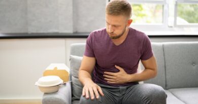 Alles, was Sie über sauren Reflux wissen müssen und wie Sie ihn mit Ihrer Ernährung bewältigen können