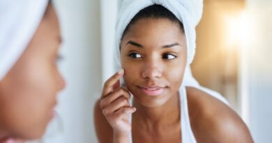 Alles, was Sie über die Ölreinigungsmethode für Akne wissen müssen