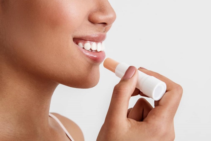 Hausgemachte Alternativen zur Heilung von rissigen Lippen