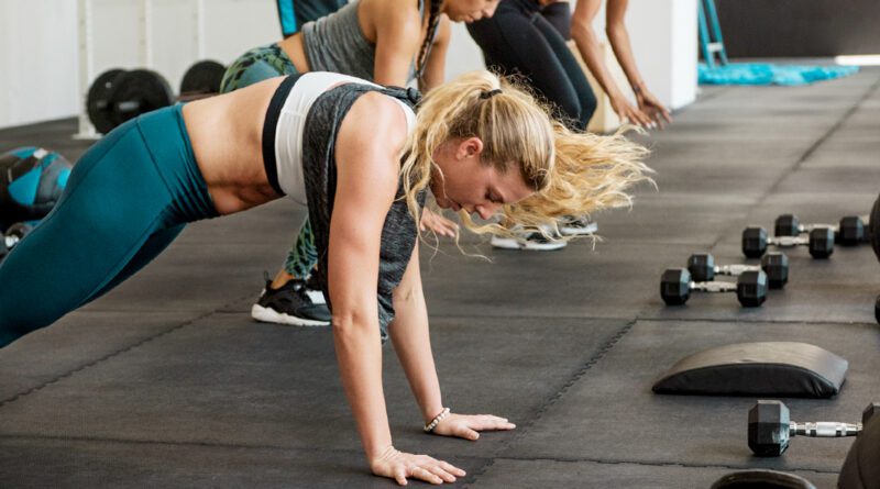 Wie man Burpees für ein Cardio-Training macht (Schritt-für-Schritt-Anleitung)